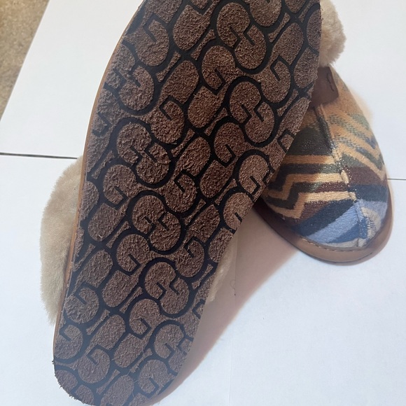 UGG Multicolor Chevron Slippers - Picture 4 of 4